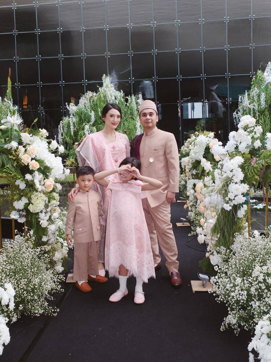 Raditya Dika di Pernikahan Adiknya (Instagram.com/anissaaziza)