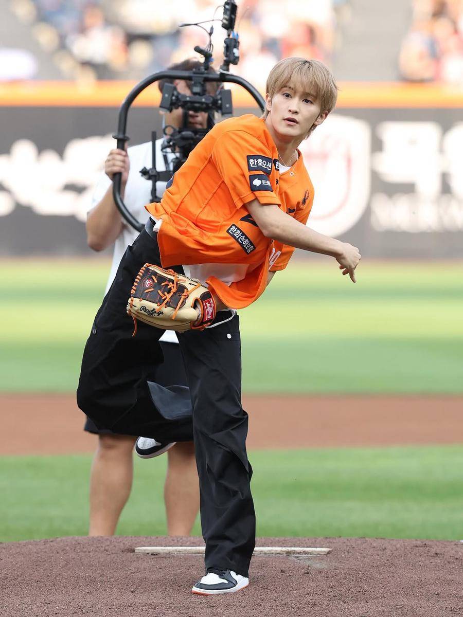 potret Mark NCT jadi first pitcher di 2025 Shinhan SOL Bank KBO League (instagram.com/hanwhaeagles_soori)