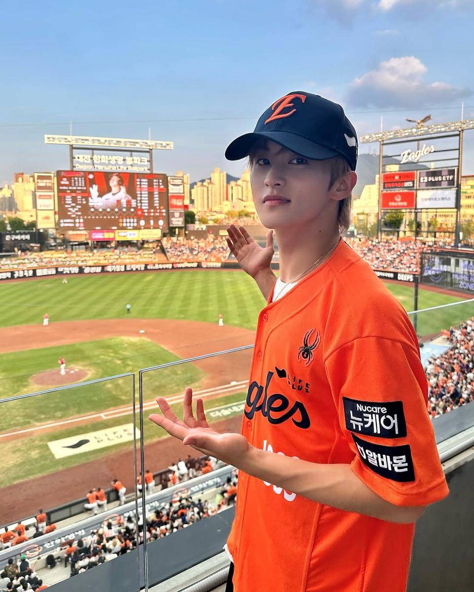 potret Mark NCT jadi first pitcher di 2025 Shinhan SOL Bank KBO League (instagram.com/nct)