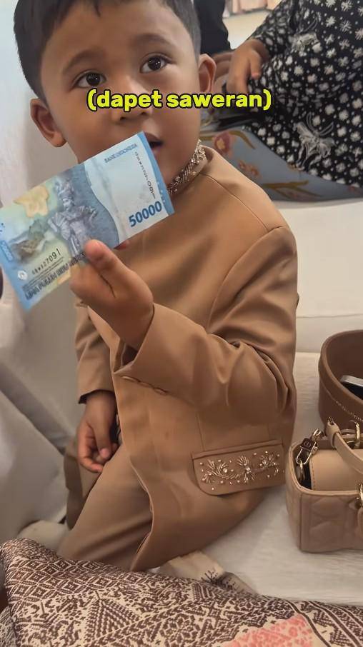 Raditya Dika di Pernikahan Adiknya (Instagram.com/anissaaziza)