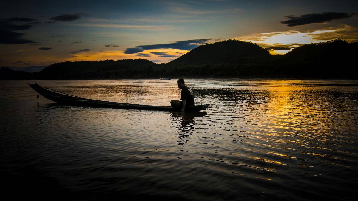 gambar seorang nelayan mulai menangkap ikan di lautan (unsplash.com/Pcrm Dorego)