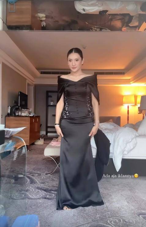 Raditya Dika di Pernikahan Adiknya (Instagram.com/anissaaziza)