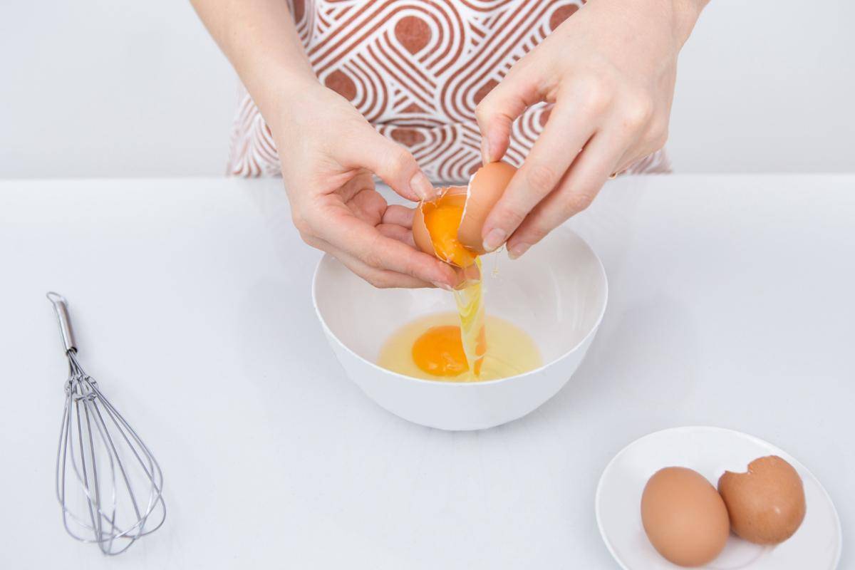 ilustrasi memasak omurice saus kari ayam crispy 