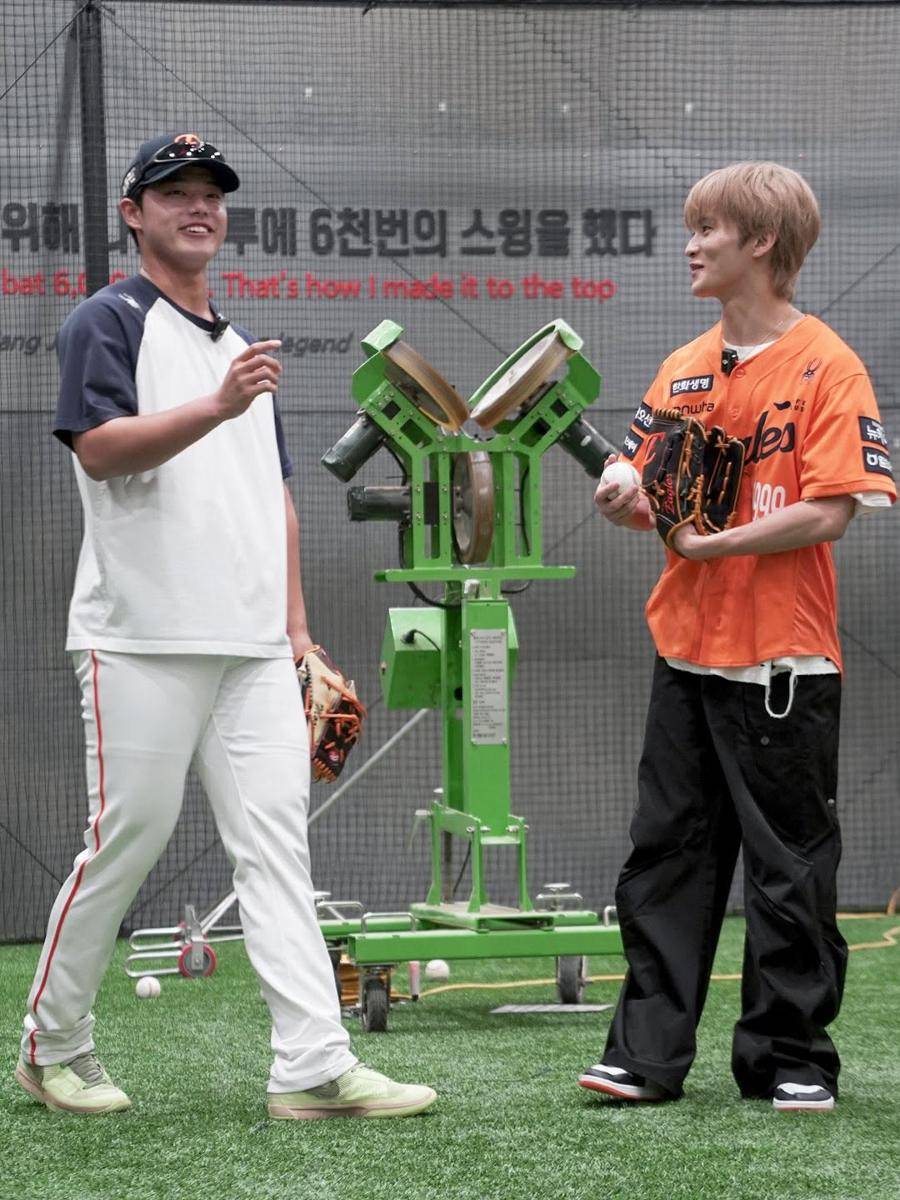 potret Mark NCT jadi first pitcher di 2025 Shinhan SOL Bank KBO League (instagram.com/hanwhaeagles_soori)