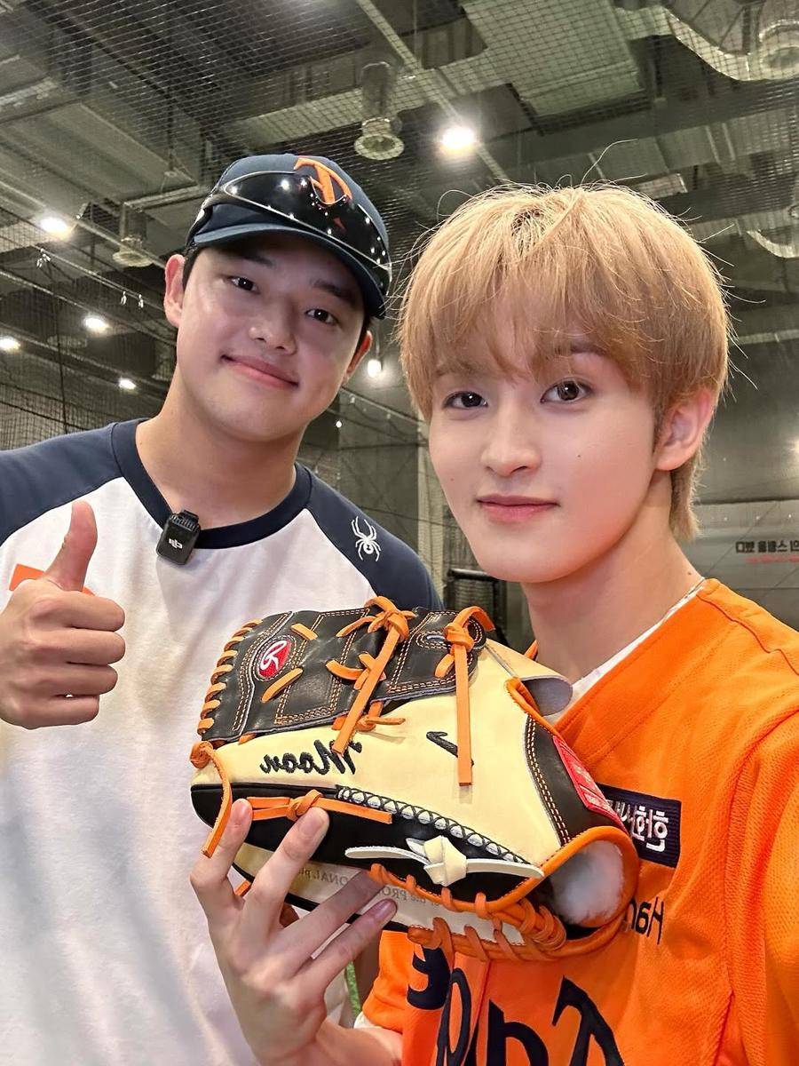 potret Mark NCT jadi first pitcher di 2025 Shinhan SOL Bank KBO League (instagram.com/hanwhaeagles_soori)