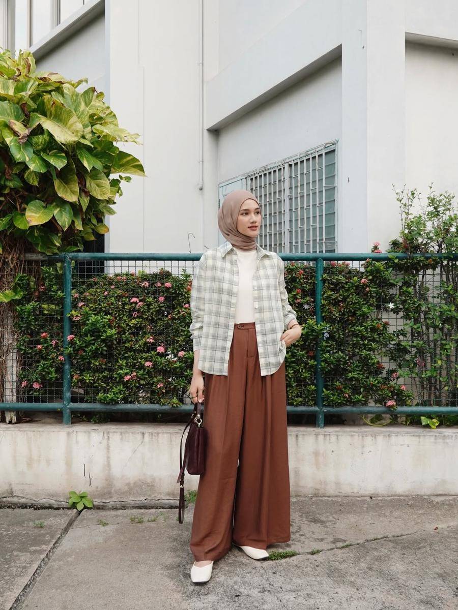 ide mix and match outfit kuliah ala Rania Sukandari (instagram.com/raniaskdr_)