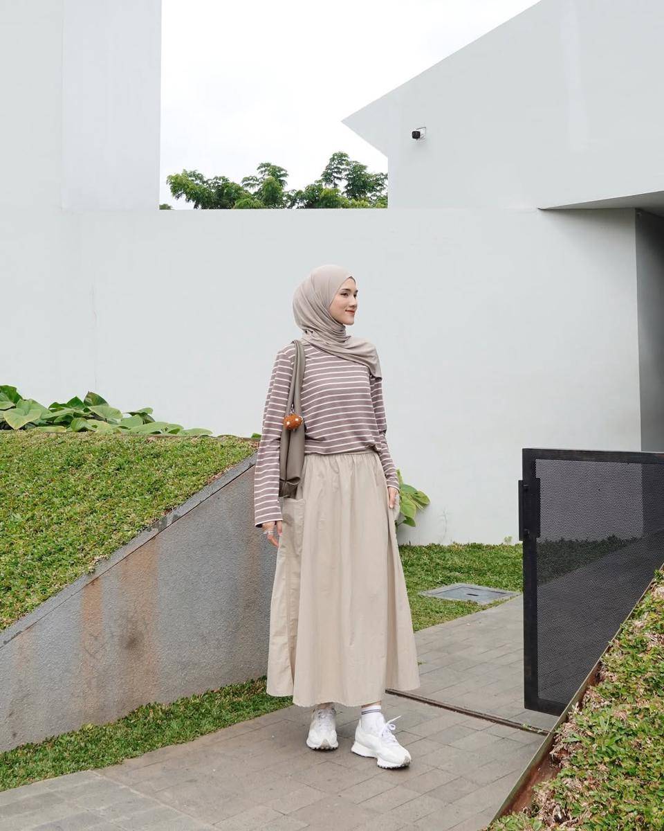 ide mix and match outfit kuliah ala Rania Sukandari (instagram.com/raniaskdr_)