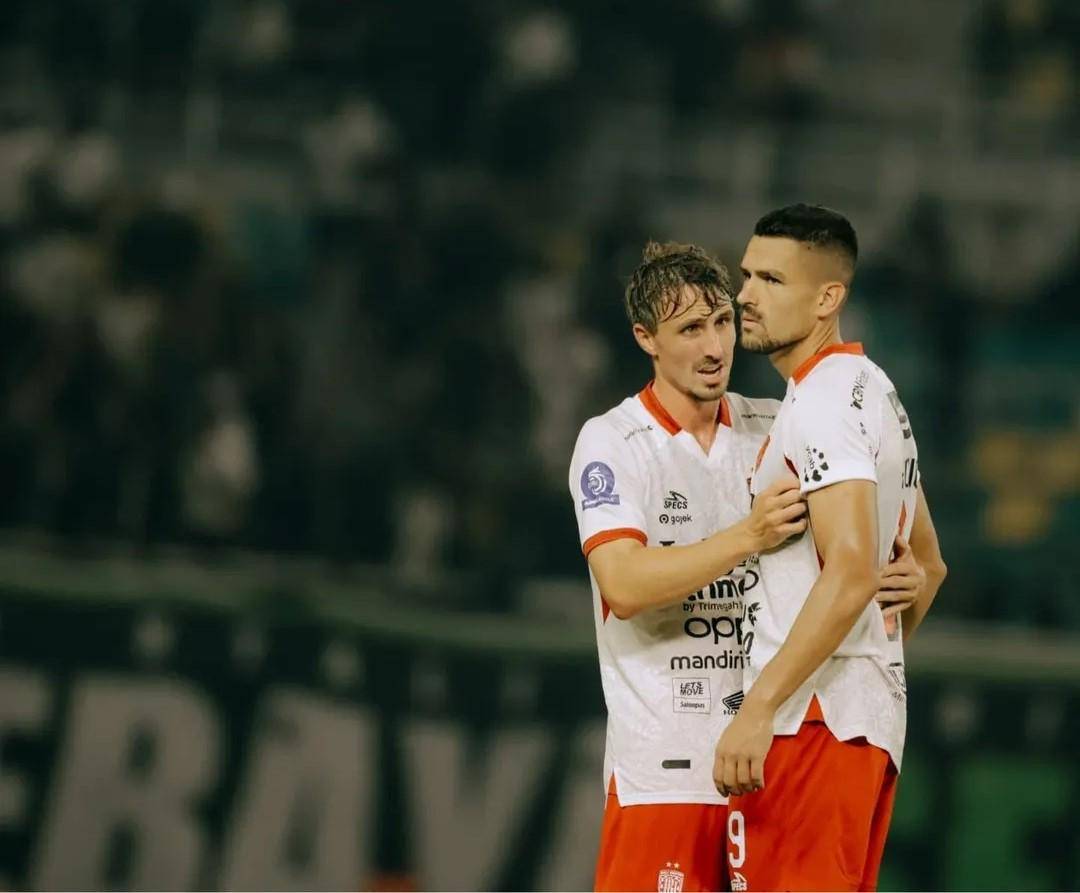 Ekspresi Tim Receveur (kiri) dan Boris Kopitovic usai dikalahkan Persebaya Surabaya. (Instagram.com/baliunitedfc)
