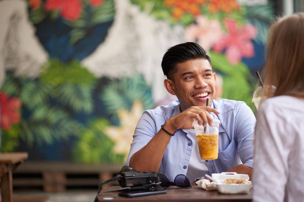 ilustrasi orang makan sambil santai