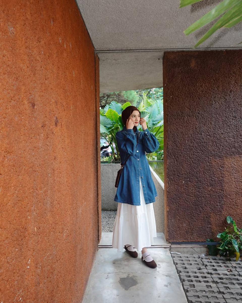 ide mix and match outfit kuliah ala Rania Sukandari (instagram.com/raniaskdr_)