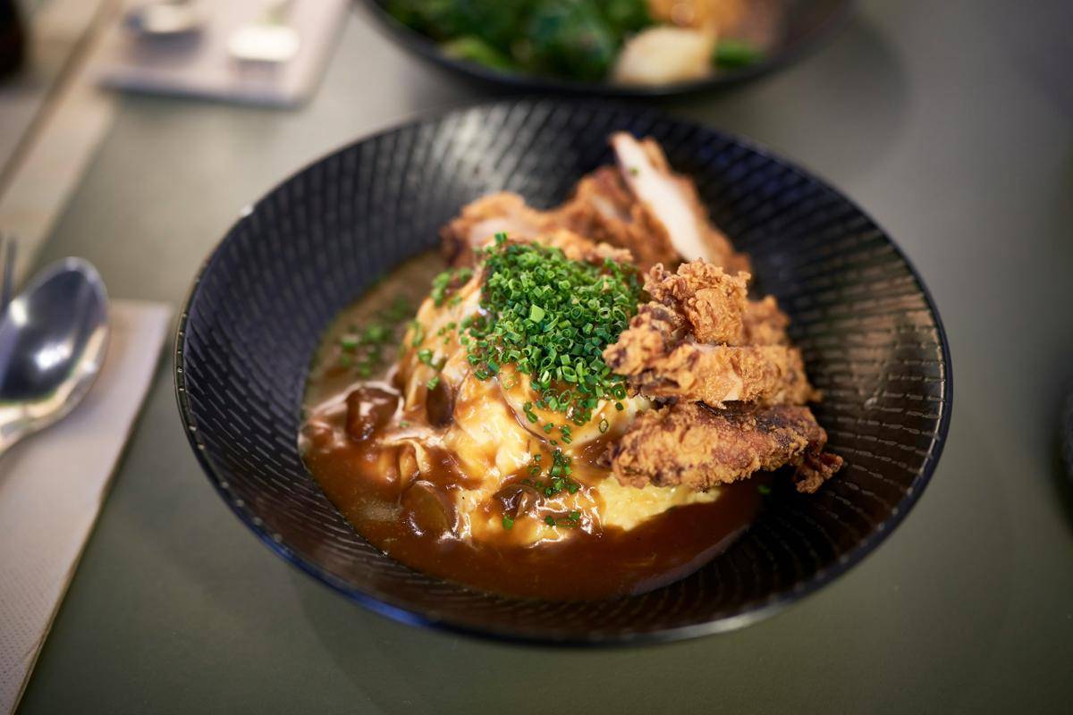 ilustrasi omurice saus kari ayam crispy