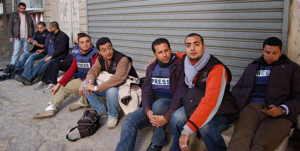 para jurnalis di Gaza (Al Jazeera English, CC BY-SA 2.0 <https://creativecommons.org/licenses/by-sa/2.0>, via Wikimedia Commons)