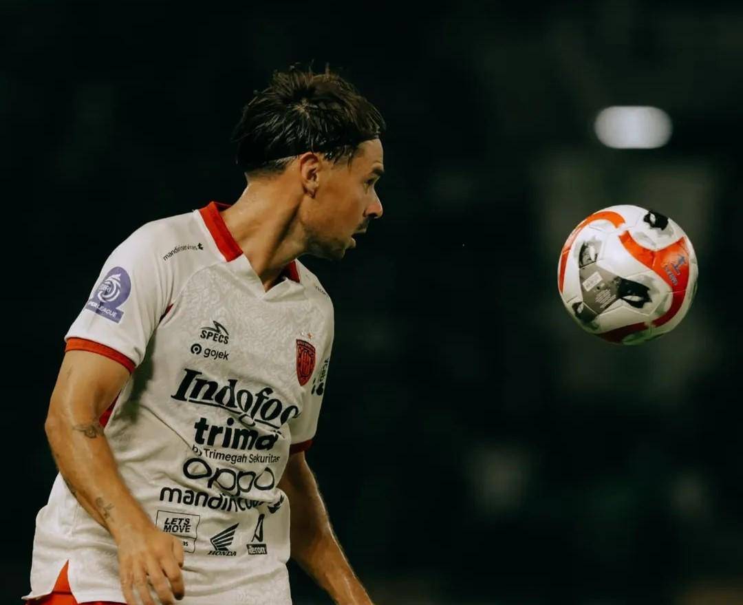 Thijmen Goppel saat menghadapi Persebaya Surabaya. (Instagram.com/baliunitedfc)