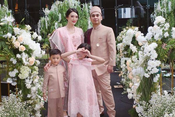 Raditya Dika di Pernikahan Adiknya (Instagram.com/anissaaziza)