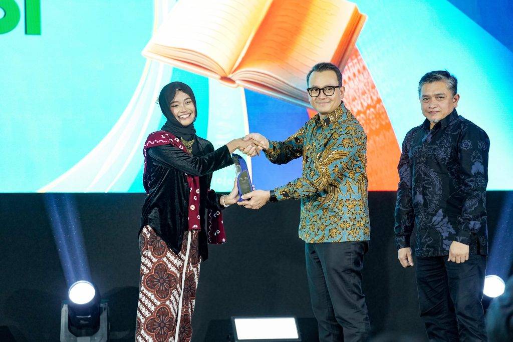 Aura Prisca Medina, dinobatkan sebagai Juara 1 Tokoh Penggerak Lingkungan Kampung dalam Festival Astra 4 Pilar Indonesia. (dok. UMY)