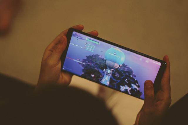 ilustrasi bermain game (unsplash.com/Joshua Hoehne)