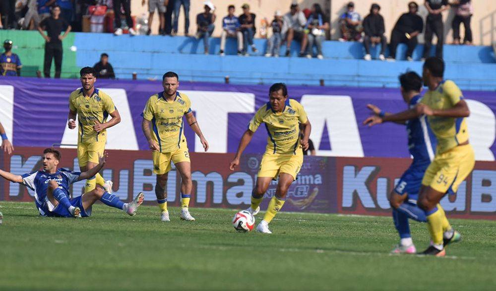 Gelandang PERSIB, Adam Alis Setyano berupaya menguasai bola pada pertandingan pekan ketiga Super League 2025/26 melawan PSIM Jogja di Stadion Sultan Agung Bantul, Minggu (24/8/2025). (dok. PERSIB)