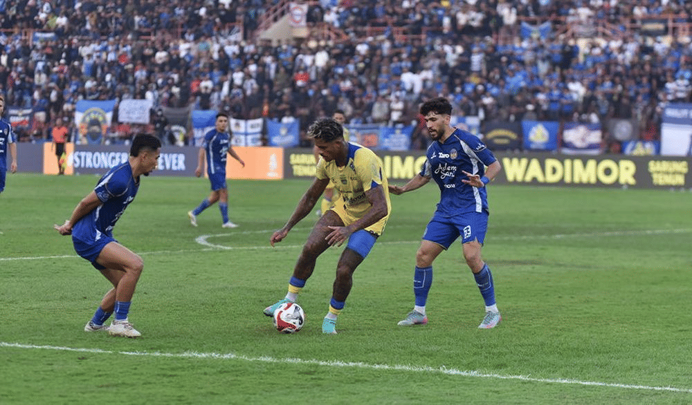 Penyerang PERSIB, Ramon "Tanque" De Andrade Souza berupaya menjangkau bola pada pertandingan pekan ketiga Super League 2025/26 melawan PSIM Yogyakarta di Stadion Sultan Agung Bantul, Minggu (24/8/2025). (dok. PERSIB)