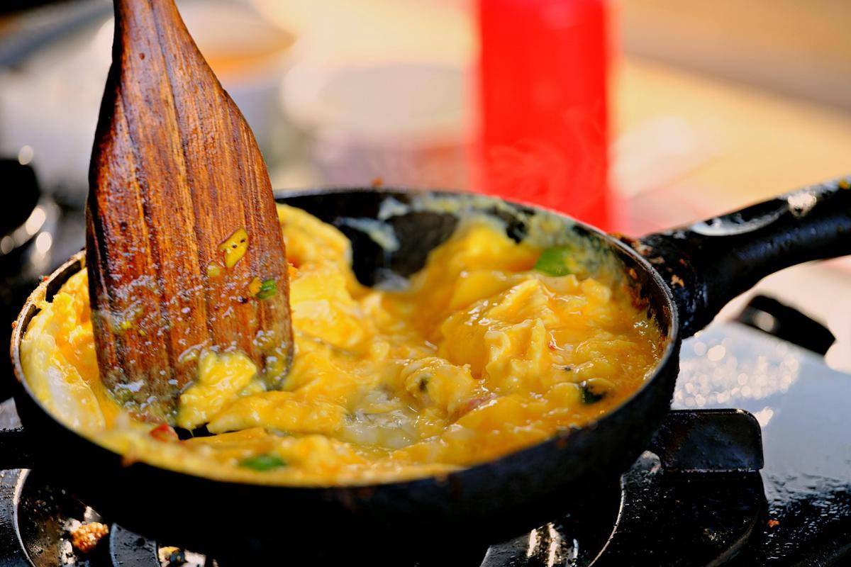 ilustrasi membuat omelete untuk omurice 
