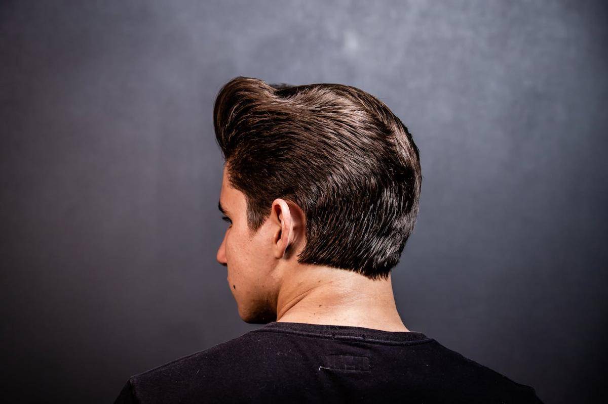 Ilustrasi gaya rambut slick back (pexels.com/alexandre saraiva carniato)