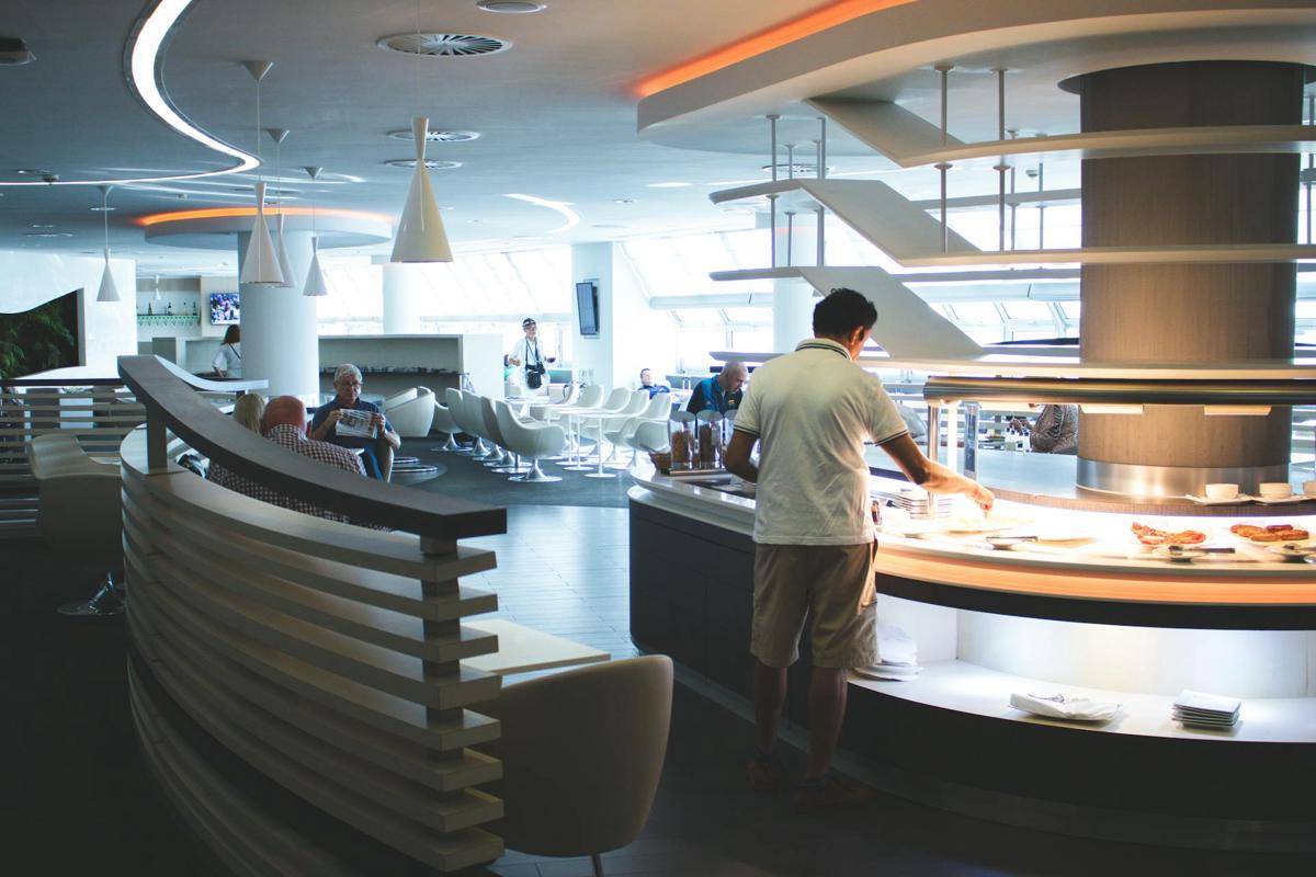 ilustrasi airport lounge (pexels.com/Connor Danylenko)