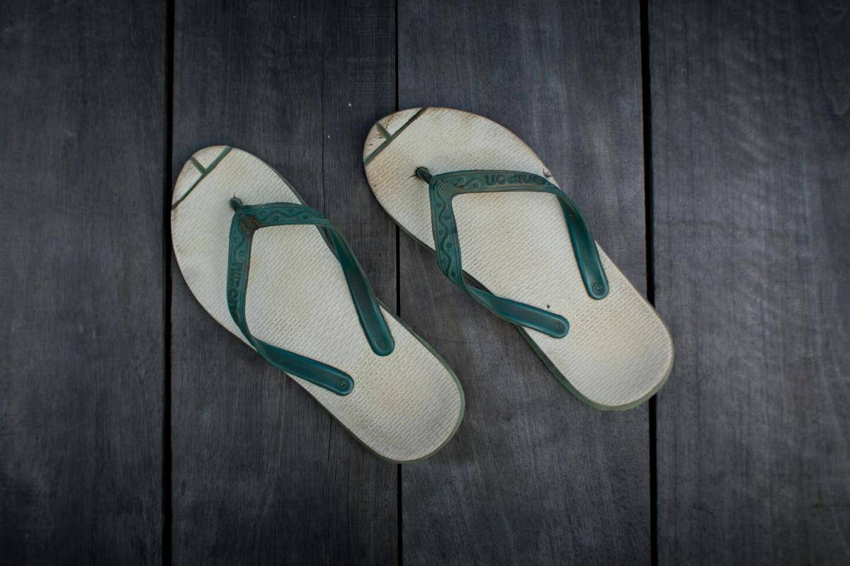ilustrasi sepasang sandal 