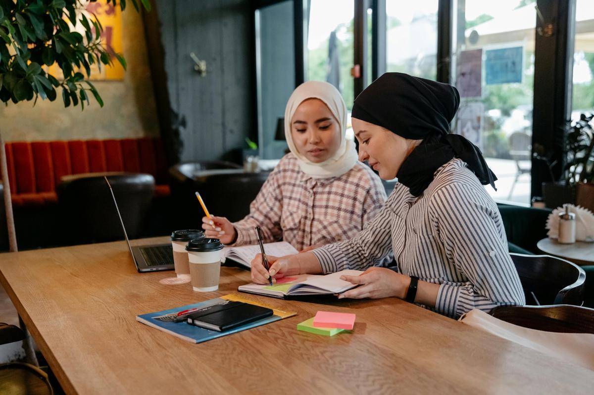 ilustrasi orang belajar di kafe
