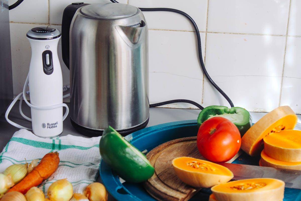 ilustrasi memasak dengan teko listrik (pexels.com/Phenyo Deluxe)