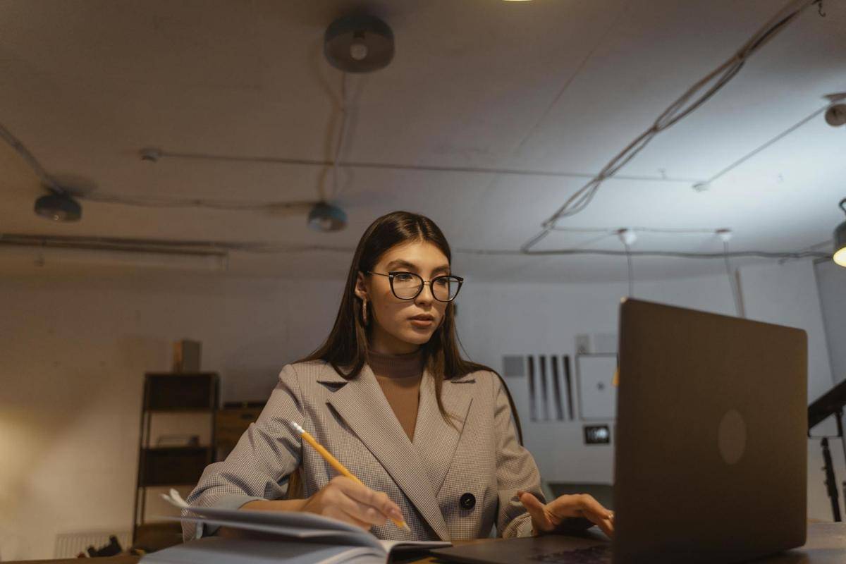 ilustrasi wanita bekerja di depan layar laptop (pexels/Tima Miroshnichenko)