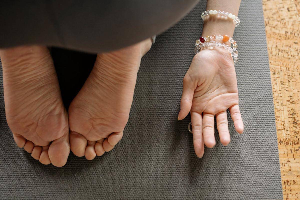ilustrasi tangan dan kaki terasa dingin (pexels.com/Yan Krukau)
