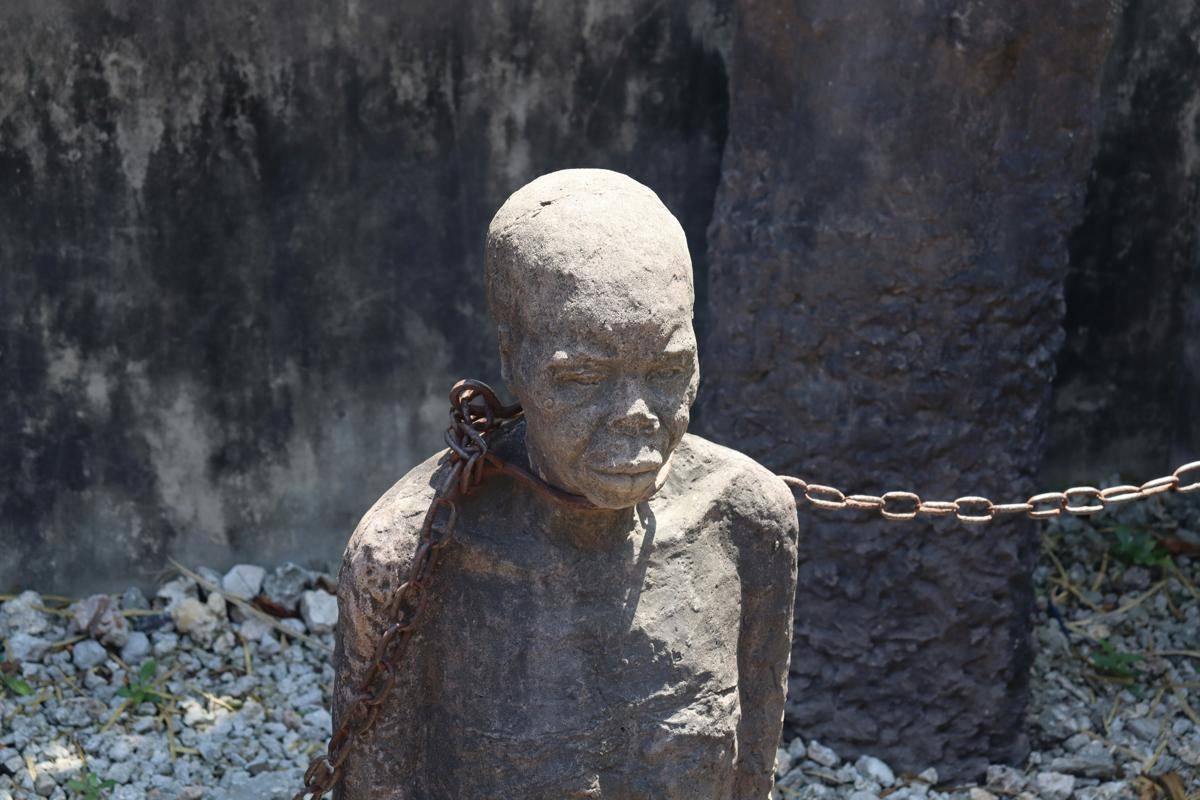Patung orang berkalung rantai di Christ Church Cathedral, Stone Town, Zanzibar, Tanzania (unsplash.com/@pols__)