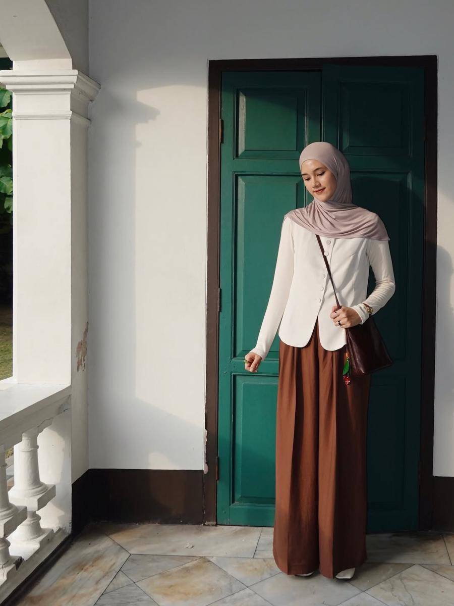 ide mix and match outfit kuliah ala Rania Sukandari (instagram.com/raniaskdr_)