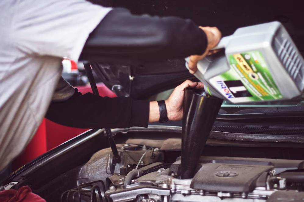 illustrasi mengganti oli mobil (unsplash.com/ Tim Mossholder)
