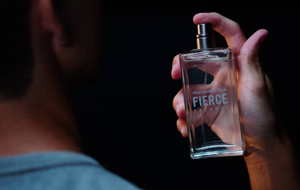 illustrasi parfum pria (unsplash.com/Rodrigo Tadeo)