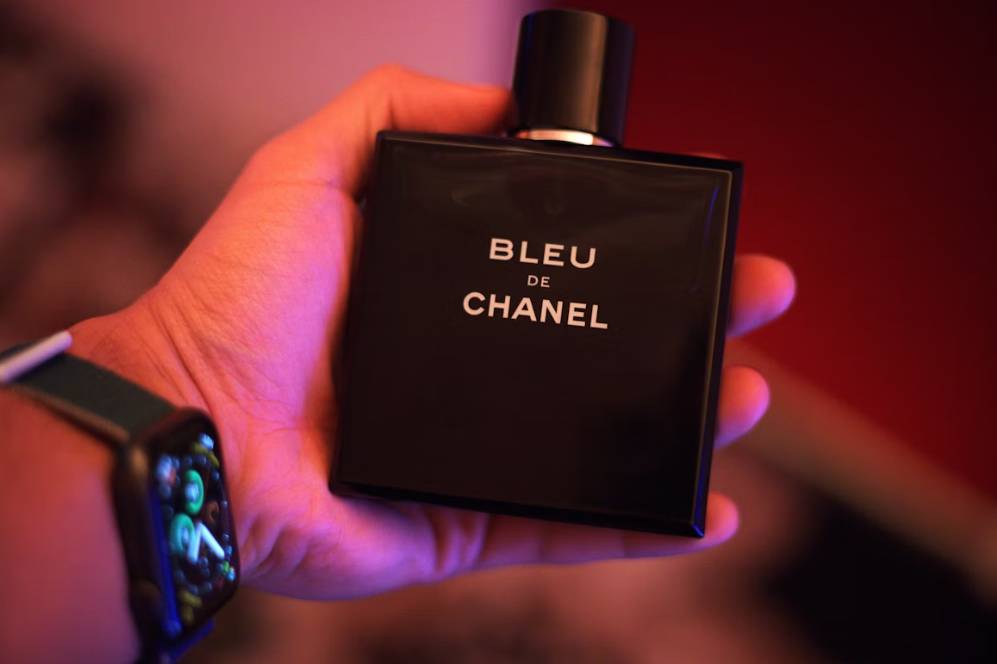 illustrasi parfum pria (unsplash.com/Sierra Alpha Juliet)