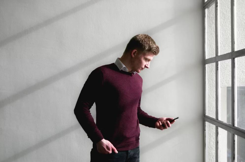 illustrasi pria dengan sweater (unsplash.com/Reinhart Julian)