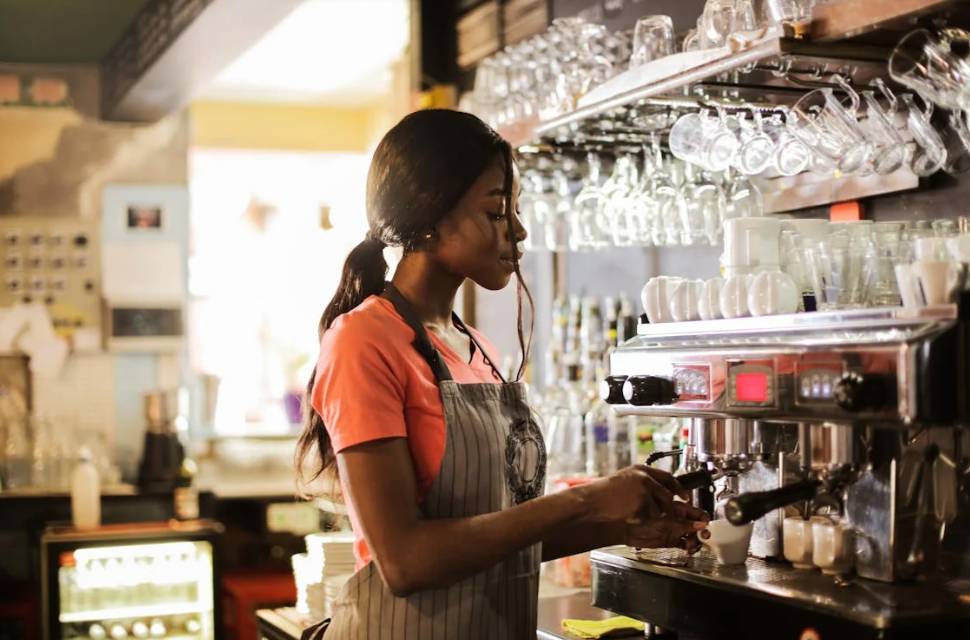 illustrasi barista (pexels.com/Andrea Piacquadio)