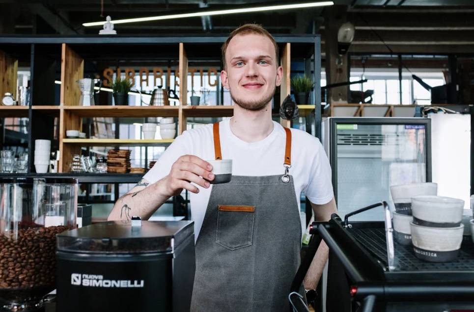 illustrasi barista (pexels.com/cottonbro studio)