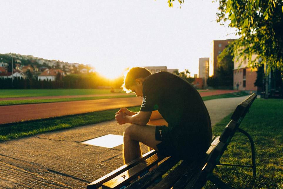 illustrasi pria morning person (pexels.com/Martin Péchy)