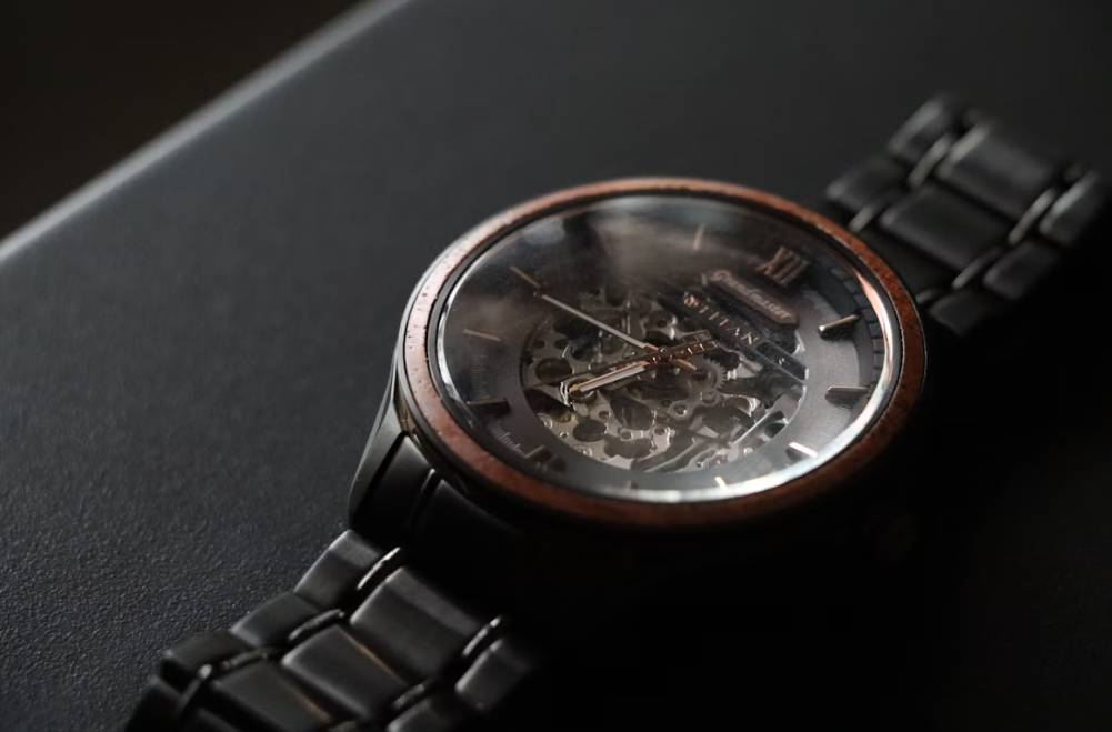 illustrasi jam tangan skeleton (unsplash.com/ Aditya Sethia)