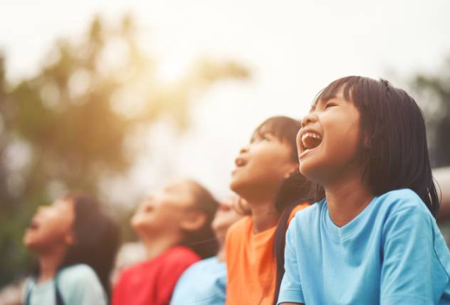 ilustrasi anak-anak kecil yang bahagia (freepik.com/jcomp)