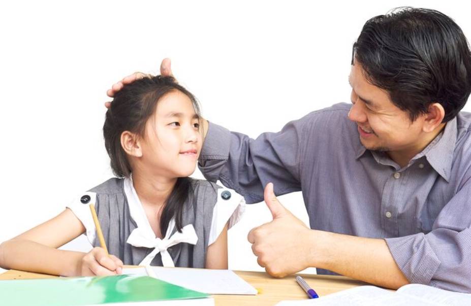 illustrasi orang tua berbicara dengan anak (freepik.com/jcomp)
