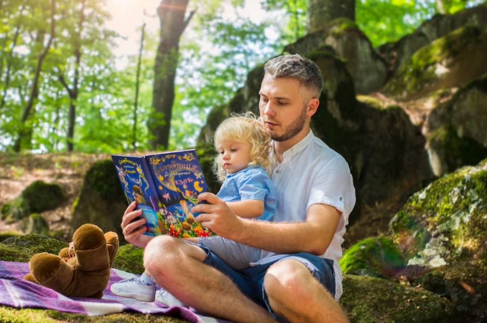illustrasi orang tua dan anak di alam (pexels.com/Andy Kuzma)