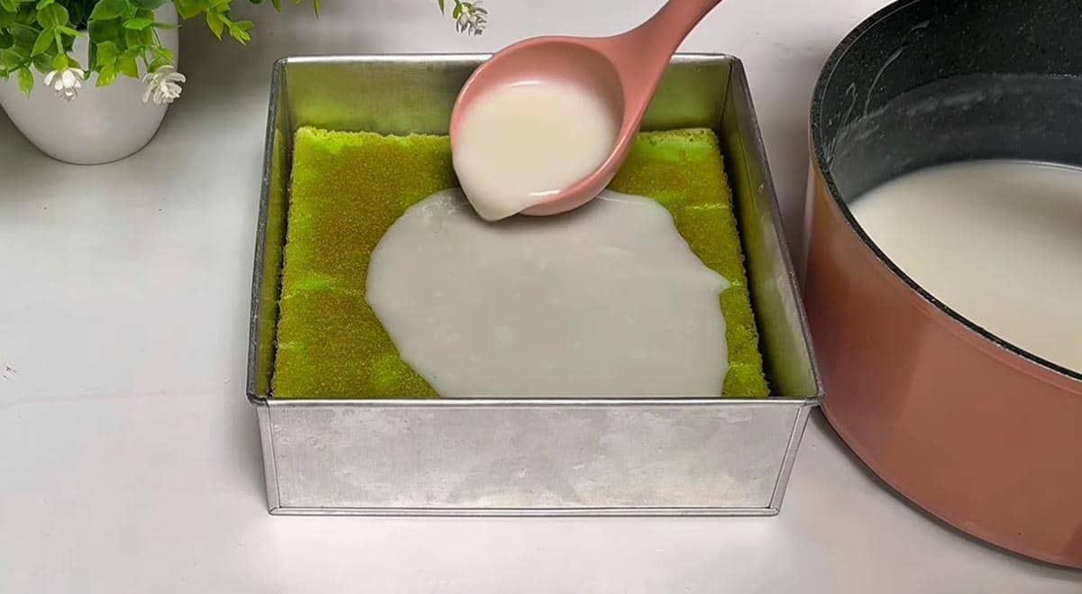 ilustrasi tuang puding di atas cake (YouTube.com/HOBI MASAK)