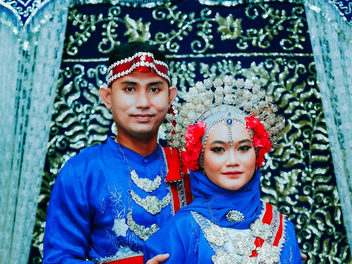 Pengantin dengan baju Bugis (unsplash.com/@thor_id)
