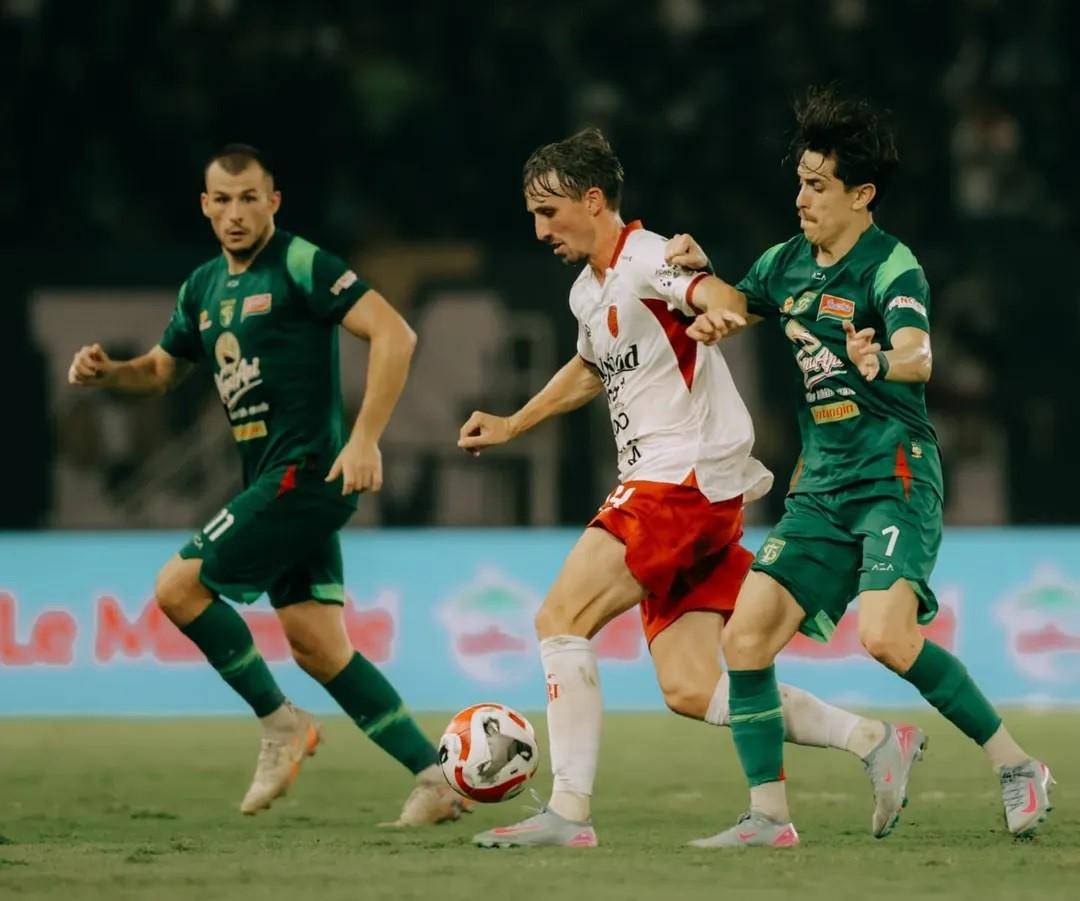 Tim Receveur (putih) diapit pemain Persebaya Surabaya (hijau). (Instagram.com/baliunitedfc)