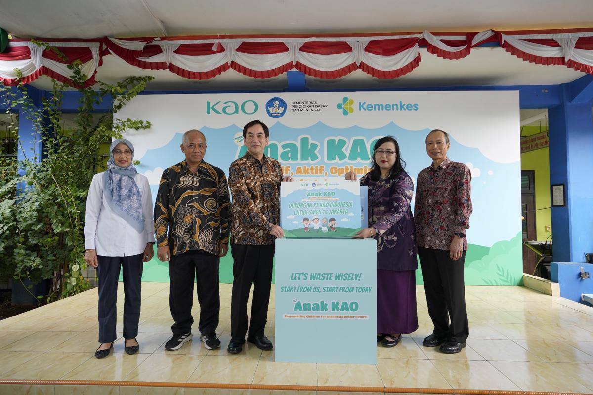 2. Foto Bersama Serah Terima Dukungan Sarana PHBS.JPG