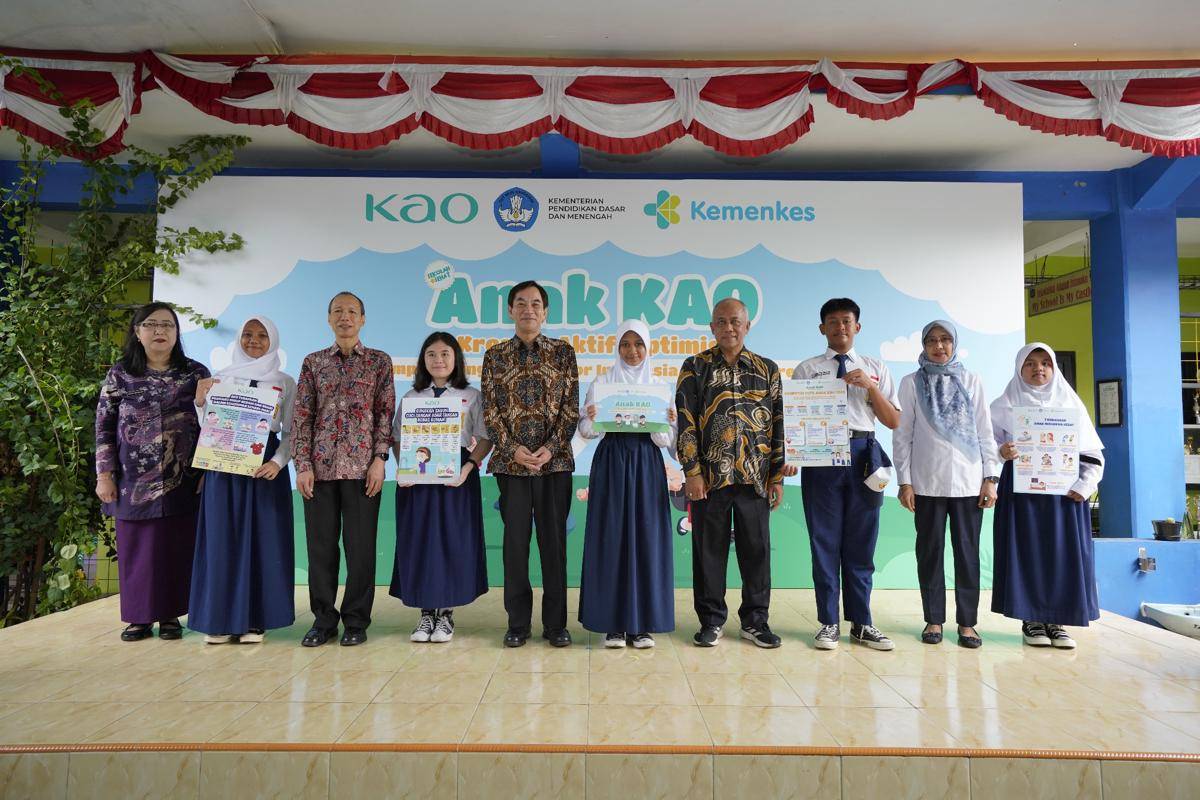 1. Foto Bersama Penyematan Pin dan Penyerahan Poster PHBS Duta Anak KAO 2025.JPG