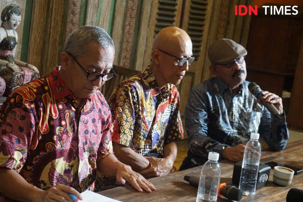 Ayah Diplomat Kemlu Arya Daru, Subaryono (tengah) bersama kuasa hukum keluarga.jpeg