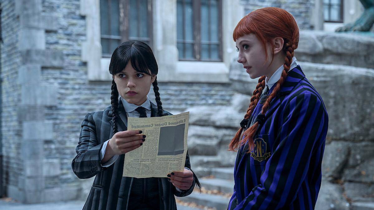 Potret Jenna Ortega dan Evie Templeton dalam serial Wednesday Season 2